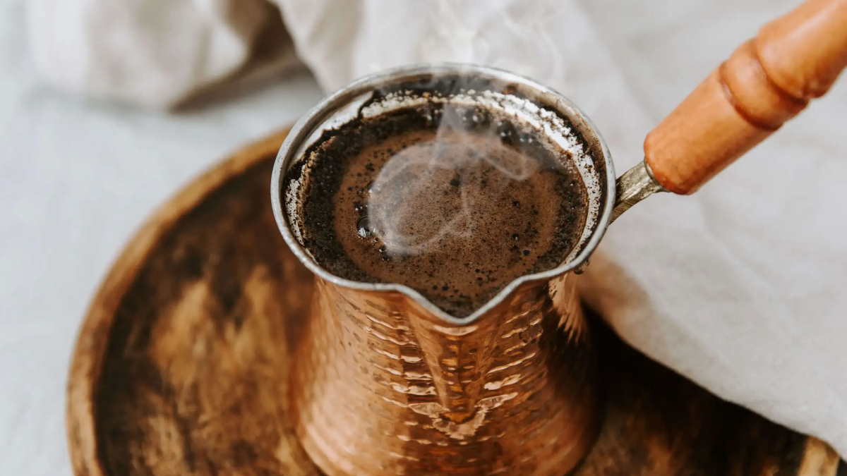 Tricket ligger i tre skum. Hur man gör gott turkiskt kaffe hemma.